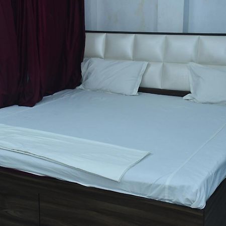 Hotel Awadh Palace Sahjanwa ภายนอก รูปภาพ