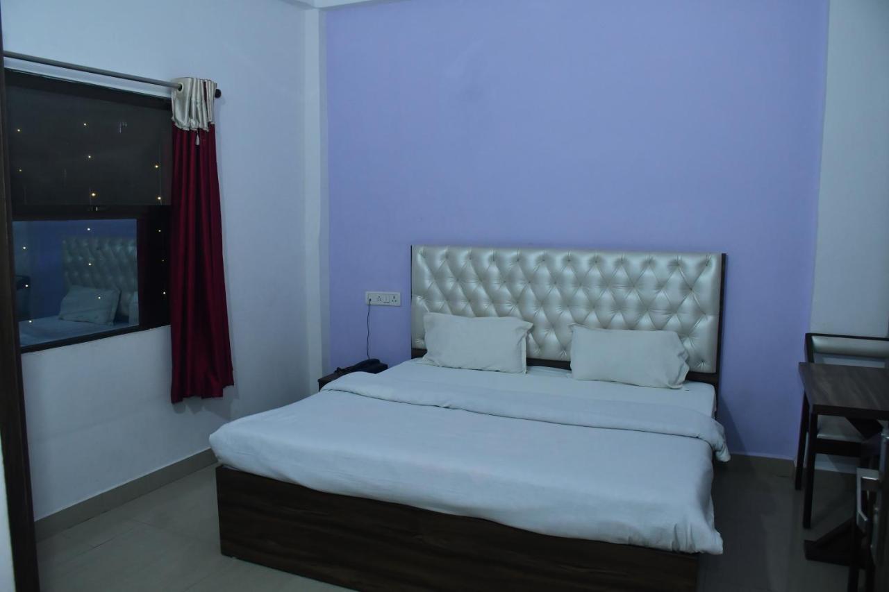 Hotel Awadh Palace Sahjanwa ภายนอก รูปภาพ
