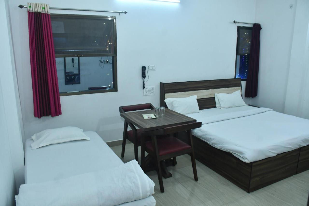 Hotel Awadh Palace Sahjanwa ภายนอก รูปภาพ