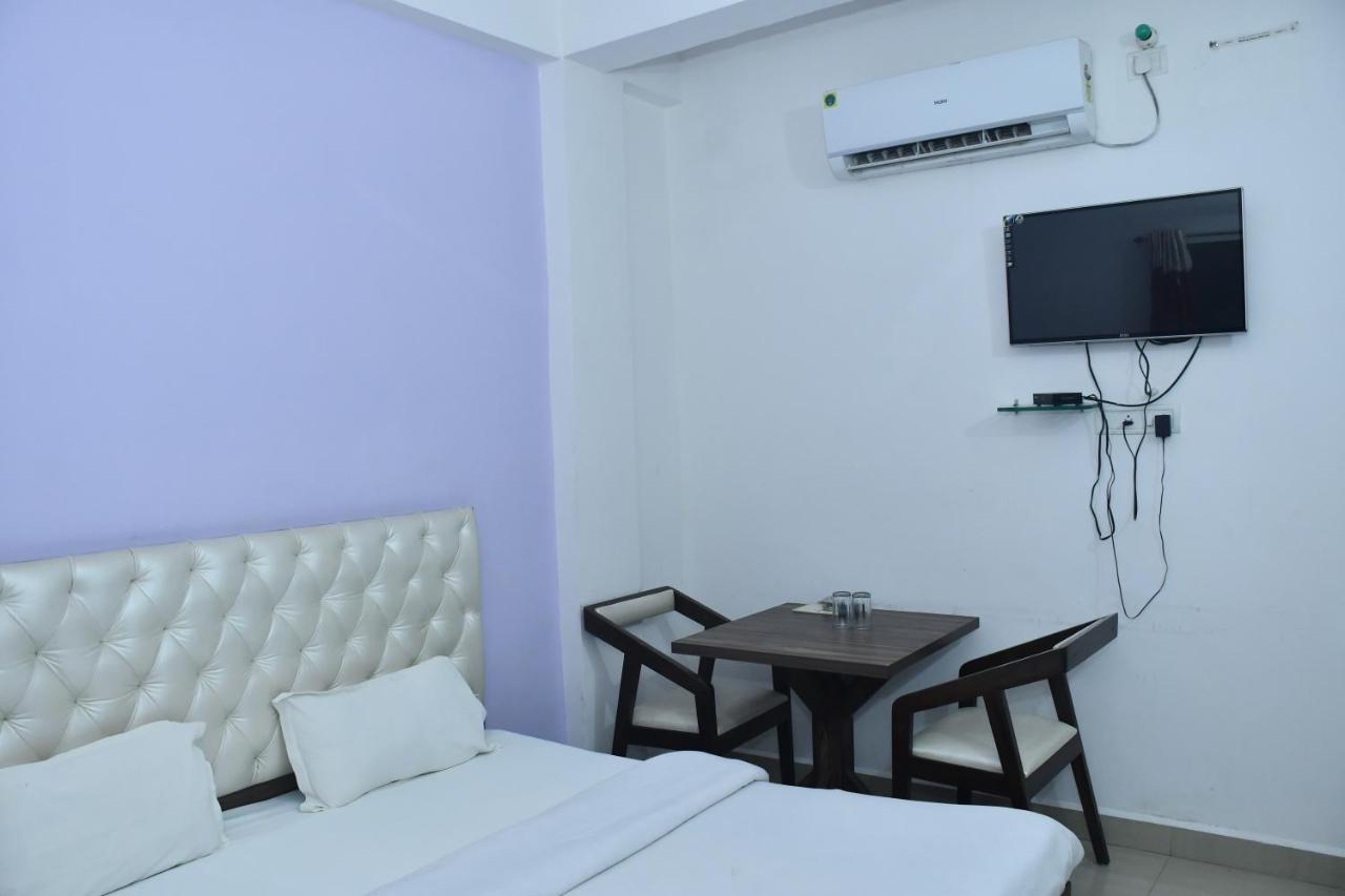 Hotel Awadh Palace Sahjanwa ภายนอก รูปภาพ